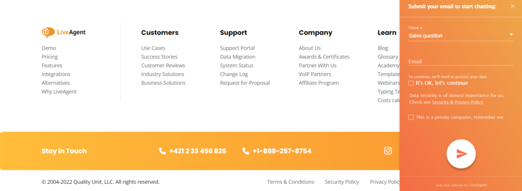 Subsolul paginii de destinație și chat-ul live de la LiveAgent