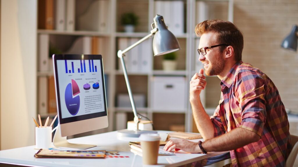 Bărbat care lucrează dimineața